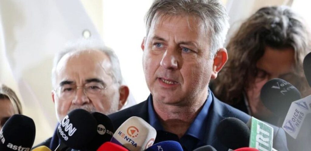 Πατέρας Γεράσιμου στη δίκη για έγκλημα των Τεμπών: «Κάτι υπήρχε που προκάλεσε την έκρηξη»