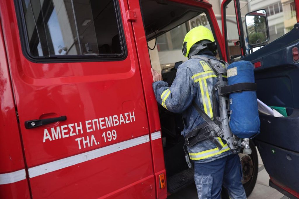 Φωτιά σε υπόγειο διαμέρισμα στα Σεπόλια – Στο νοσοκομείο 28χρονος (upd)