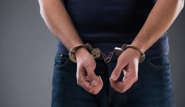 Βούλα: Προσήχθη γνωστός δικηγόρος για ενδοοικογενειακή βία σε βάρος του ανήλικου γιου του