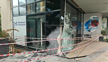 Κηφισίας: ΙΧ έφυγε από την πορεία του και «καρφώθηκε» σε τζαμαρία καταστήματος (φώτο)