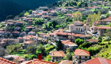 Βαλτεσινίκο: Το πανέμορφο χωριό του Μαινάλου που είναι κρυμμένο μέσα στα έλατα