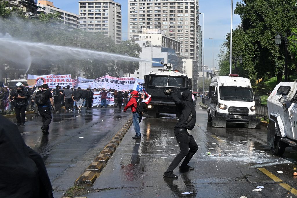 Χιλή: Συγκρούσεις φοιτητών με αστυνομικές δυνάμεις στο Σαντιάγο για τις περικοπές στην εκπαίδευση