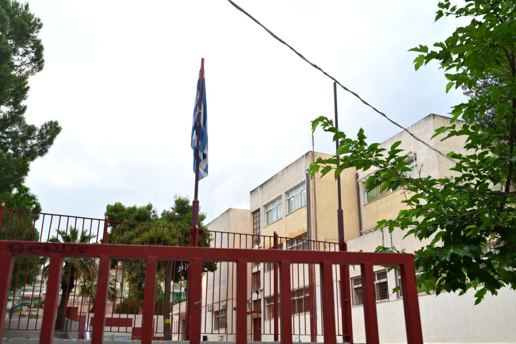Ηλιούπολη: Χωρίς αλεξικέραυνο και απινιδωτή το σχολείο της 50χρονης διευθύντριας που πέθανε