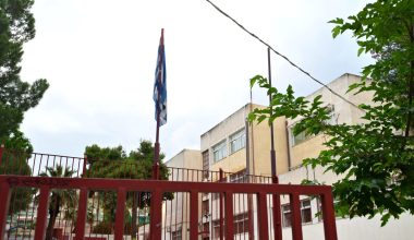Ηλιούπολη: Χωρίς αλεξικέραυνο και απινιδωτή το σχολείο της 50χρονης διευθύντριας που πέθανε