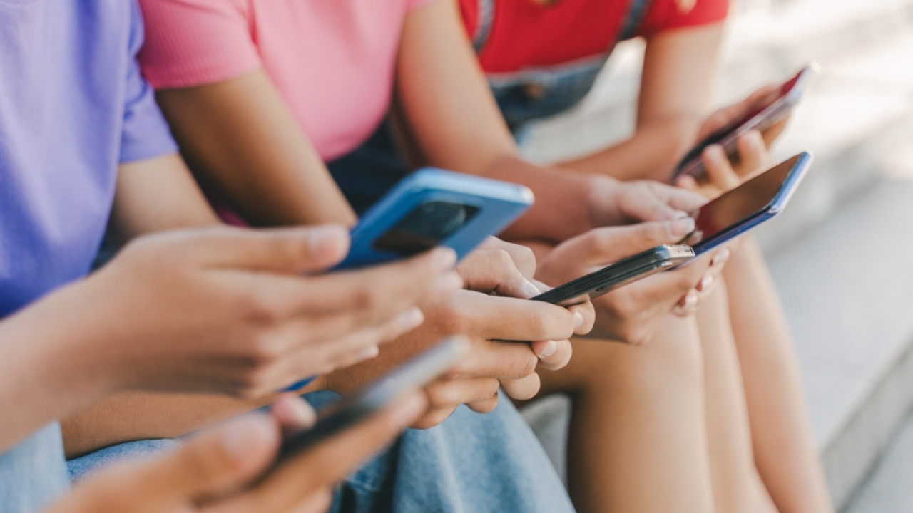 Τέλος η πρόσβαση στα social media για παιδιά κάτω των 15 από το 2027: Τι αλλάζει στην Ελλάδα