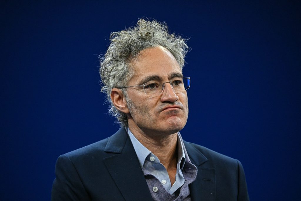 Ξέσπασμα του CEO της Palantir: «Το AI πρέπει να πολεμά» – Έχασε την ψυχραιμία του on camera