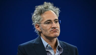 Ξέσπασμα του CEO της Palantir: «Το AI πρέπει να πολεμά» – Έχασε την ψυχραιμία του on camera