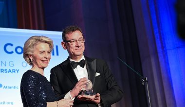 «Βόμβα»  από τη Φλόριντα: Αγωγή κατά Pfizer και  Μπουρλά για παραπλάνηση στο mRNA