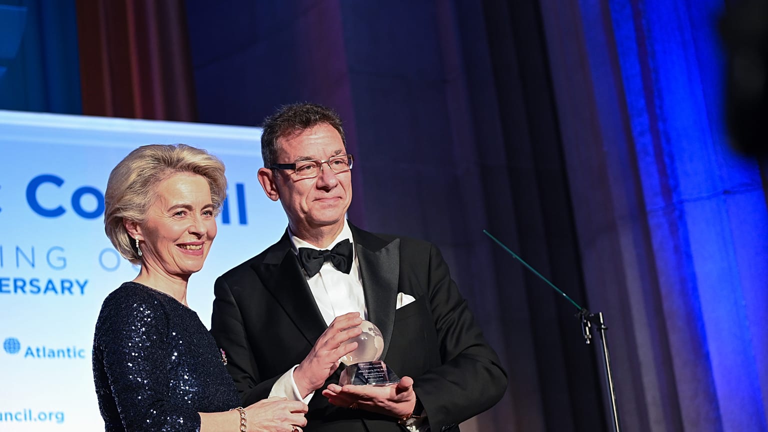 «Βόμβα» από τη Φλόριντα: Αγωγή κατά Pfizer και Μπουρλά για παραπλάνηση στο mRNA