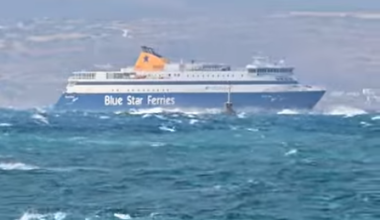 Το Blue Star Naxos έδωσε «μάχη» με τα κύματα για να δέσει στο λιμάνι (βίντεο)
