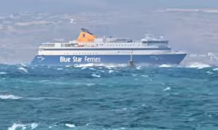 Το Blue Star Naxos έδωσε «μάχη» με τα κύματα για να δέσει στο λιμάνι (βίντεο)
