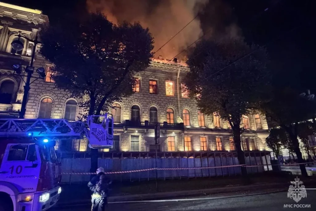 Ρωσία: Στις φλόγες το ιστορικό Miller Mansion στην Αγία Πετρούπολη – Δείτε βίντεο