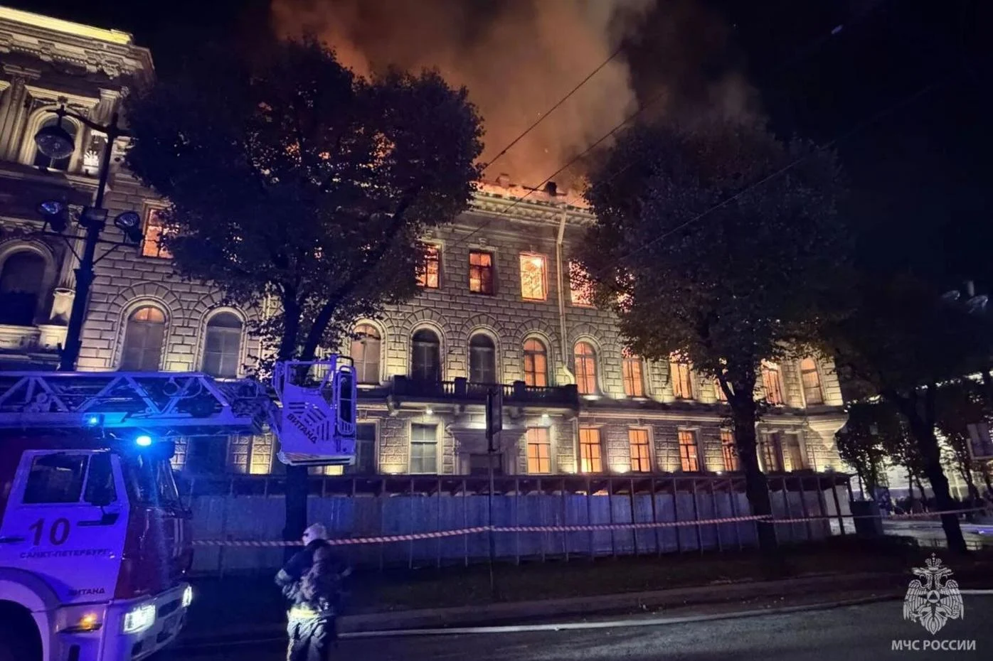 Ρωσία: Στις φλόγες το ιστορικό Miller Mansion στην Αγία Πετρούπολη – Δείτε βίντεο