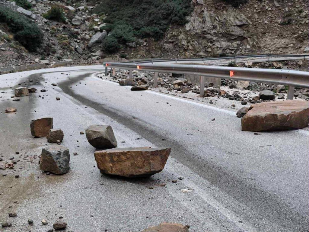 Κακοκαιρία στην Κάρπαθο: Διακοπή κυκλοφορίας στον δρόμο Σπόα – Όλυμπος λόγω κατολισθήσεων