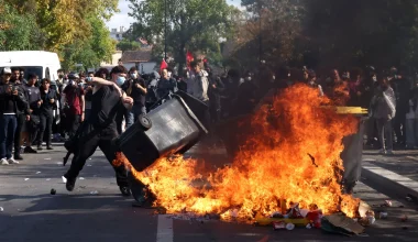 Μαθητικές διαδηλώσεις στη Γαλλία: Άγριος ξυλοδαρμός γυναίκας αστυνομικού από ομάδα νεαρών (βίντεο)