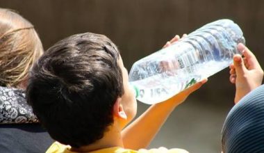 Εμφιαλωμένο νερό στα παιδιά: Το στοιχείο στην ετικέτα που πρέπει να προσέχουν οι γονείς
