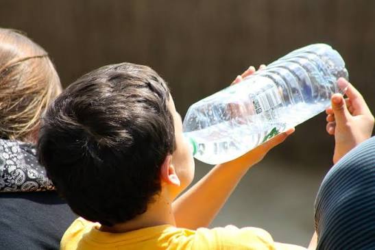 Εμφιαλωμένο νερό στα παιδιά: Το στοιχείο στην ετικέτα που πρέπει να προσέχουν οι γονείς