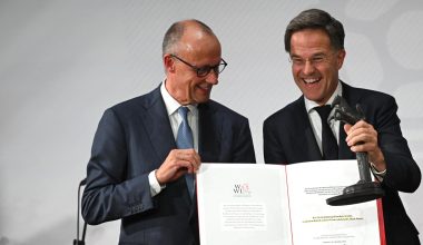Γερμανία: Άγριες αποδοκιμασίες  σε Μερτς και Ρούτε σε τελετή βράβευσης του… ΝΑΤΟ