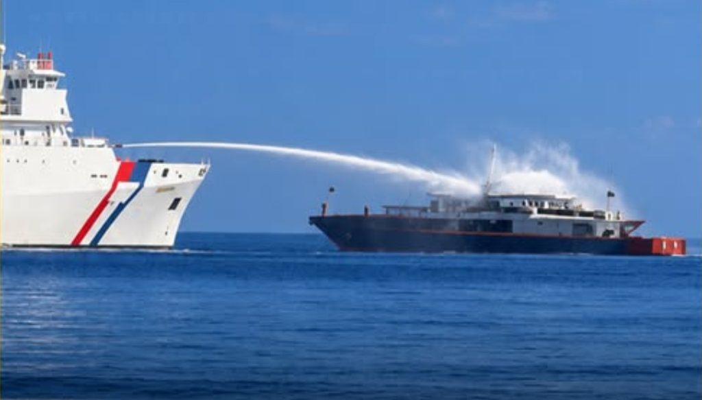 Κινεζικό αλιευτικό αγνόησε το λιμενικό της Ταιβάν: Δέχθηκε «πυρά» με νερό και υπέστη βλάβη! (βίντεο)