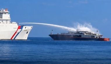 Κινεζικό αλιευτικό αγνόησε το λιμενικό της Ταιβάν: Δέχθηκε «πυρά» με νερό και υπέστη βλάβη! (βίντεο)