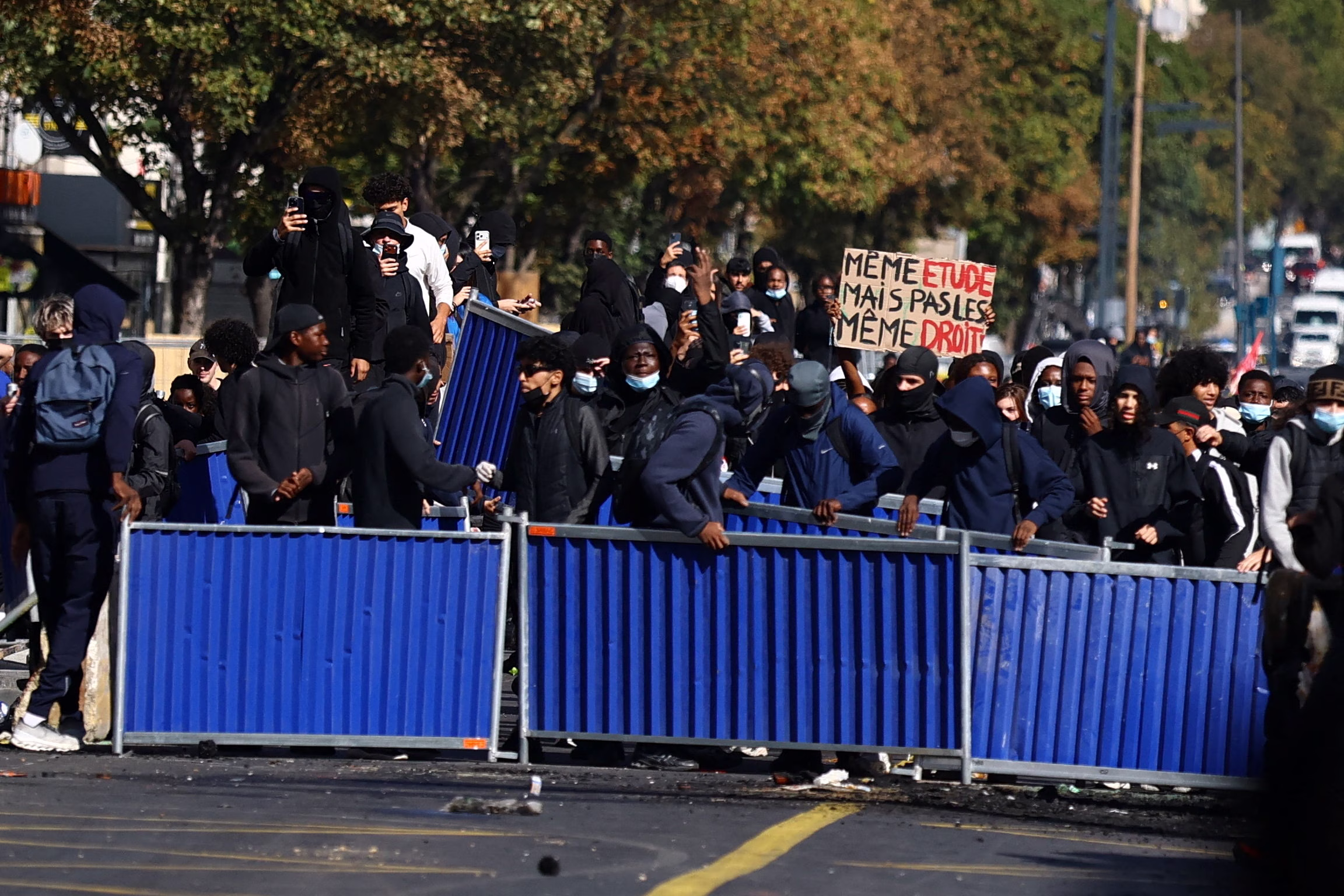 Γαλλία: H στιγμή που γυναίκα βγαίνει στο μπαλκόνι με όπλο και απειλεί τους διαδηλωτές – Δείτε βίντεο