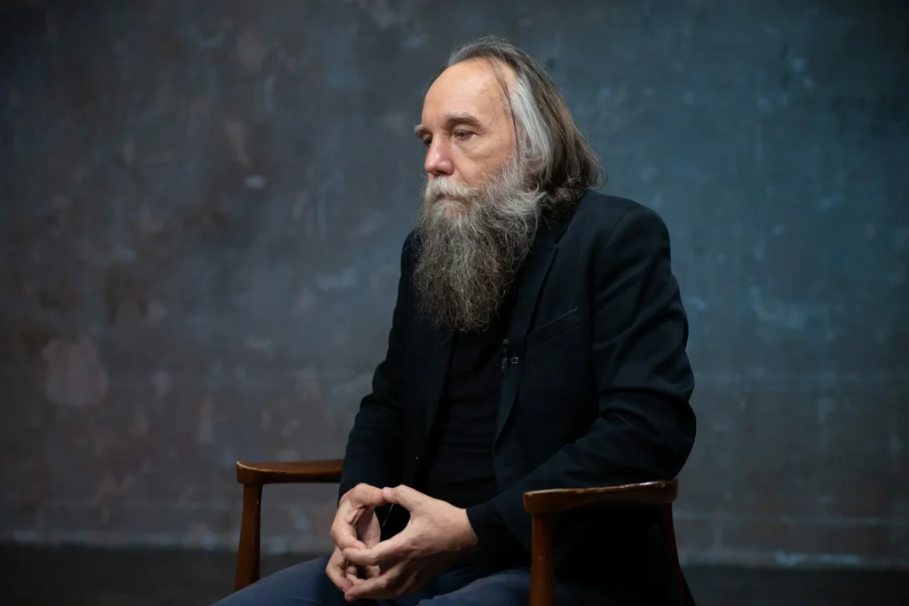 Αλεξάντερ Ντούγκιν: «Η πραγματική αιτία της αναταραχής στη Γαλλία είναι ο Ε.Μακρόν»