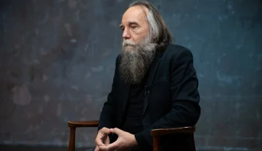 Αλεξάντερ Ντούγκιν: «Η πραγματική αιτία της αναταραχής στη Γαλλία είναι ο Ε.Μακρόν»