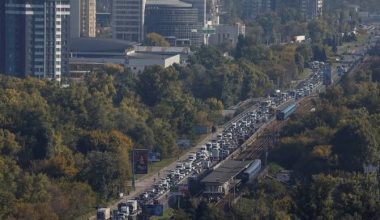 Απόκοσμες εικόνες στο Κίεβο: Ουρές αυτοκινήτων από χιλιάδες Ουκρανούς-Φεύγουν από την πόλη! (βίντεο)