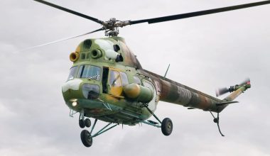 Ρωσία: H στιγμή που αγροτικό όχημα που μεταφέρει ελικόπτερο Mil Mi-2 ανατρέπεται (βίντεο)