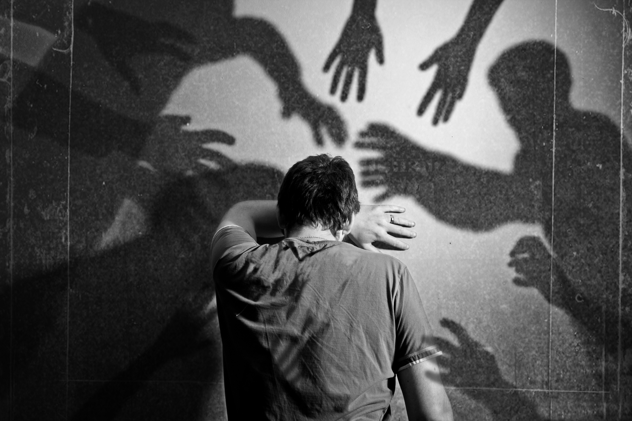 Παράξενο φαινόμενο: Νιώθεις ότι κάποιος βρίσκεται πίσω σου… ενώ είσαι μόνος
