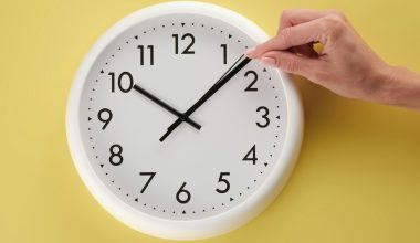 Πλησιάζει η μέρα: Δείτε πότε θα γυρίσουμε τα ρολόγια μας στη χειμερινή ώρα