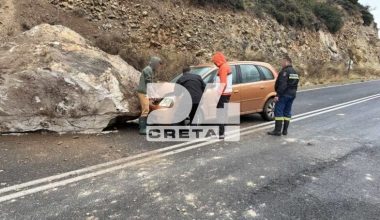 Παραλίγο τραγωδία στην Ιεράπετρα: Βράχος αποκολλήθηκε και έπεσε πάνω σε διερχόμενο αυτοκίνητο (φωτο)