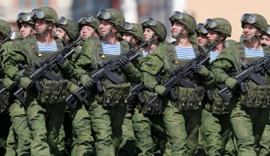 Εντυπωσιακά πλάνα: Δεκάδες Ρώσοι VDV πέφτουν στο «πεδίο μάχης» από μεταγωγικό (βίντεο)
