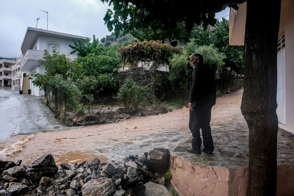 «Σαρώνει» την Κρήτη η κακοκαιρία: «Μπαράζ» προειδοποιητικών μηνυμάτων σε Αμάρι και Μυλοπόταμο