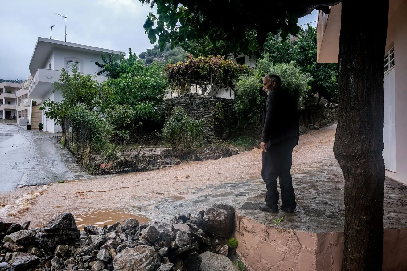 «Σαρώνει» την Κρήτη η κακοκαιρία: «Μπαράζ» προειδοποιητικών μηνυμάτων σε Αμάρι και Μυλοπόταμο
