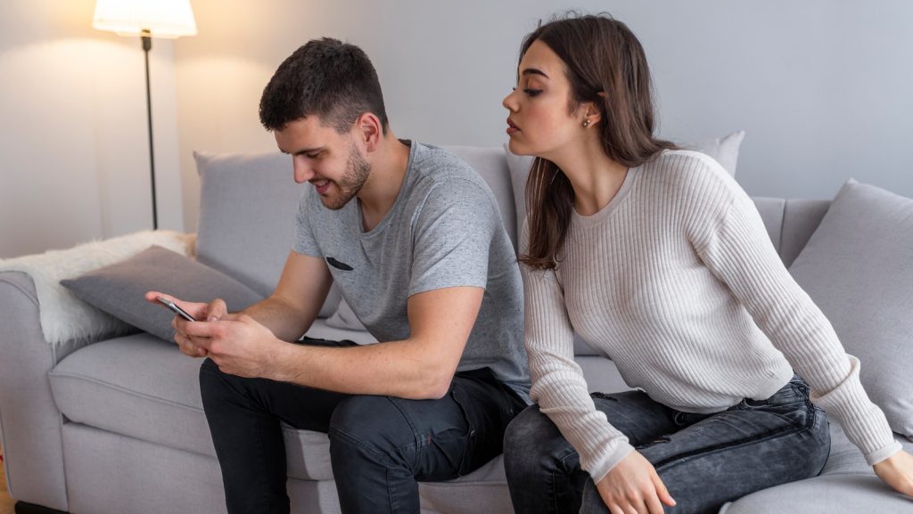 Cushioning: Όταν κάποιος κρατά παράλληλες «εναλλακτικές» ενώ βρίσκεται ήδη σε σχέση