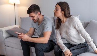 Cushioning: Όταν κάποιος κρατά παράλληλες «εναλλακτικές» ενώ βρίσκεται ήδη σε σχέση