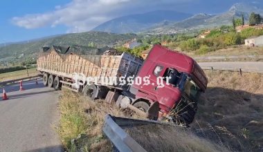 Από θαύμα σώθηκαν οδηγός και συνοδηγός νταλίκας που προσέκρουσε στα προστατευτικά του δρόμου (φωτο)