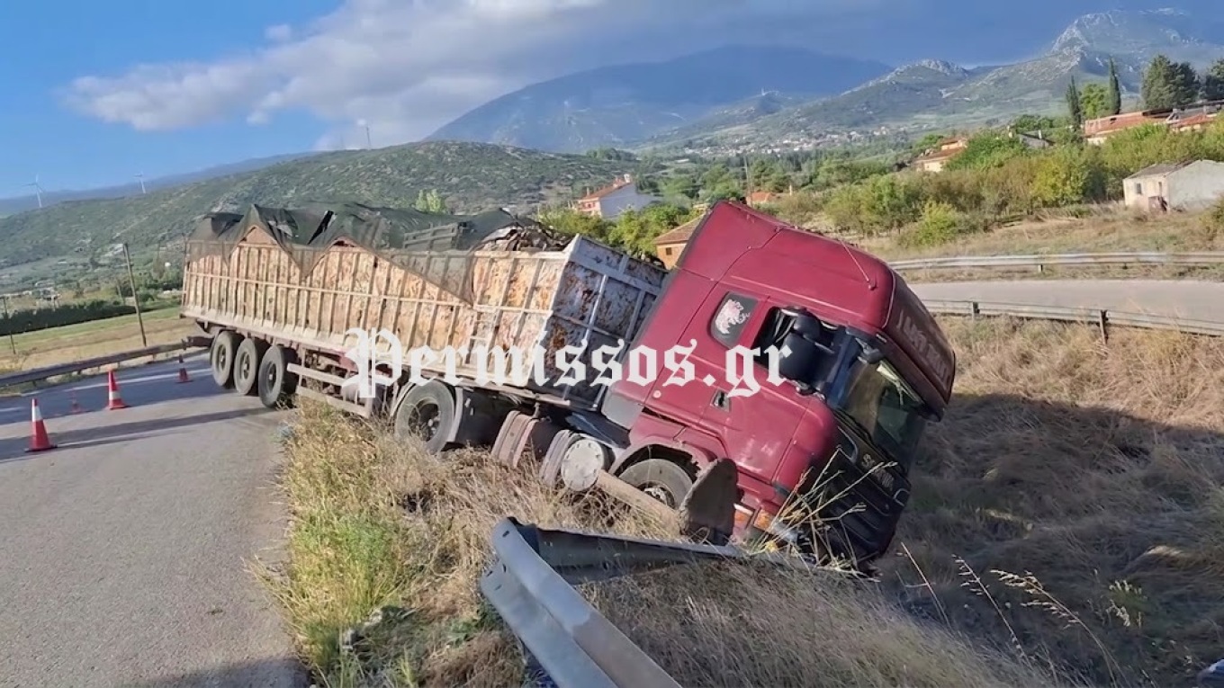 Από θαύμα σώθηκαν οδηγός και συνοδηγός νταλίκας που προσέκρουσε στα προστατευτικά του δρόμου (φωτο)