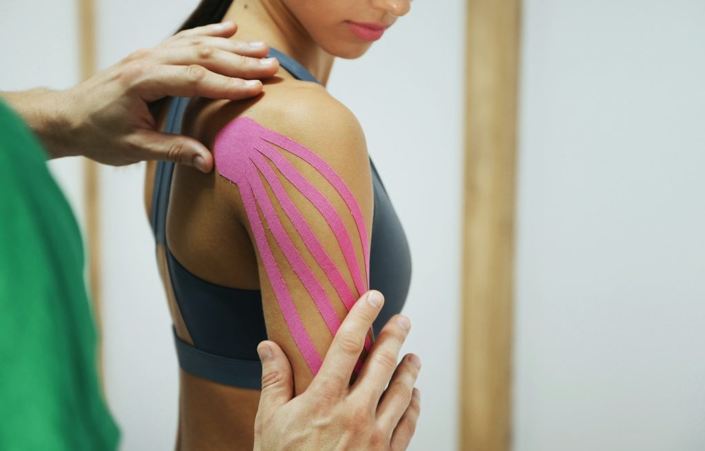 Τι είναι ο «παγωμένος ώμος»: Τα σημάδια που δεν πρέπει να αγνοήσετε
