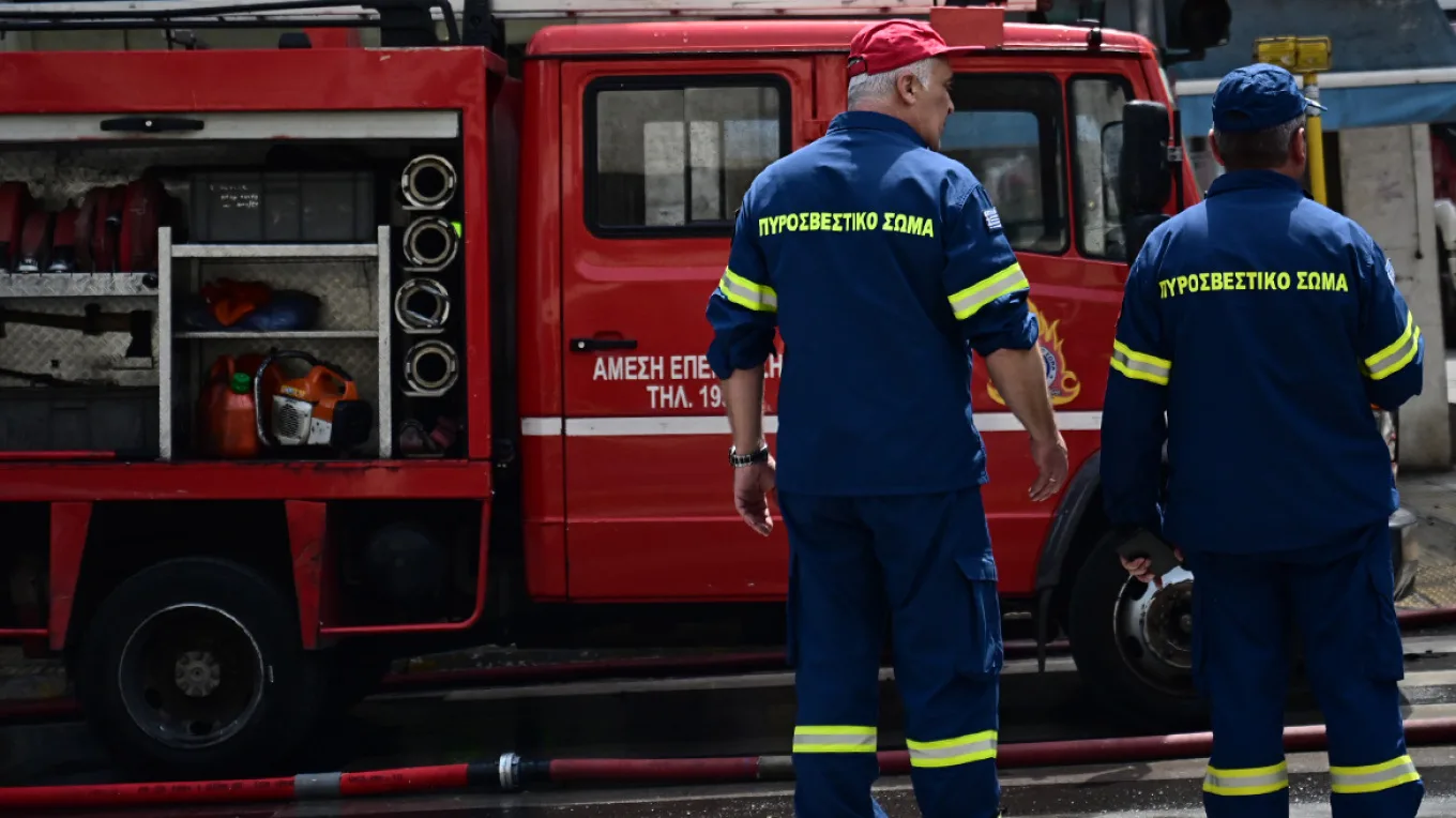 Τρίκαλα: Επιχείρηση της Πυροσβεστικής για 50χρονο που εγκλωβίστηκε σε δέντρο ενώ έκανε παραπέντε