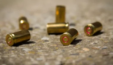 Συνελήφθη Αφγανός για τους πυροβολισμούς σε beach bar στην Ανάβυσσο