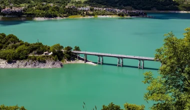 Ένας κρυμμένος παράδεισος στην Ιταλία – Η λίμνη με τα χωριά πάνω στους βράχους