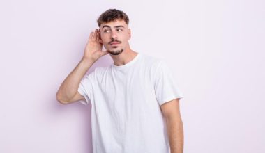Γιατί μερικές φορές νομίζουμε ότι ακούσαμε το όνομά μας ενώ κανείς δεν μας φώναξε
