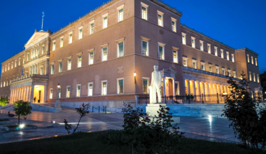 Tηλεφώνημα για βόμβα στη Βουλή: Κλιμάκιο του ΤΕΕΜ στο σημείο