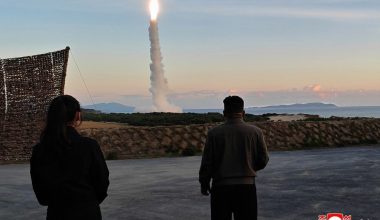 Βόρεια Κορέα: Δοκιμή πολυηχητικού πυραύλου με  τροχιά που «τυφλώνει» τα ραντάρ των ΗΠΑ