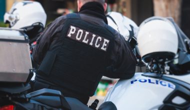 Νέα δεδομένα στα μισθολόγια 150.000 ενστόλων – Αναδρομικά έως 6.000 ευρώ