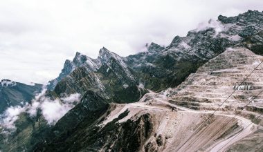 Σε δύο χρόνια μπορεί να μην υπάρχει πια: Το «αιώνιο χιόνι» της Ινδονησίας εξαφανίζεται