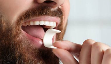 Δείτε πότε η τσίχλα κάνει καλό στα δόντια και πότε μπορεί να τα βλάψει