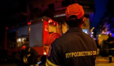 Αυτοκίνητο έπεσε σε γκρεμό στην Πεντέλη – Απεγκλωβίστηκαν δύο άνδρες